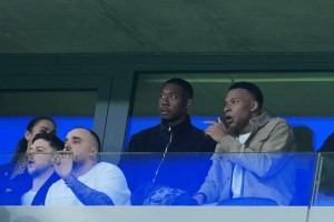 五星体育直播-姆巴佩与阿拉巴现身伯纳乌看台，现场为皇马对曼城比赛助威