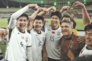 五星体育-安东尼奥：站在楼顶假装跳，等人多了往下尿